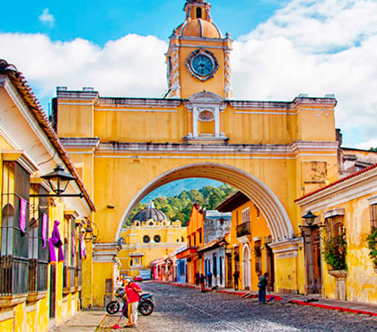 Tour-cultural-caminando-en-Antigua-Guatemala-cultural-walking-tour-in-antigua-guatemala-around-antigua-guatemala