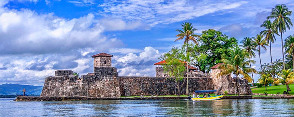 Rio-Dulce-en-Izabal-Guatemala-things-to-do-Guatemala-actividades-en-Antigua-Guatemala-Around-Antigua-Guatemala